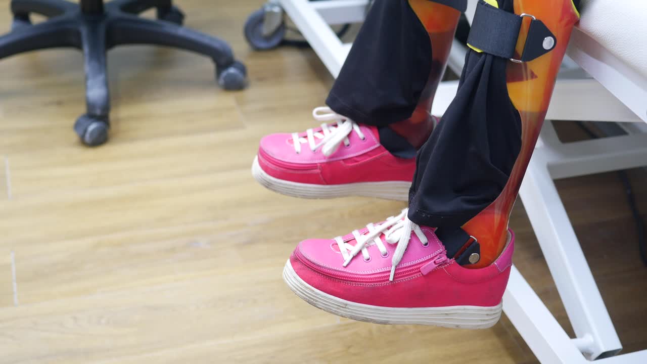 인공 다리를 가진 아이