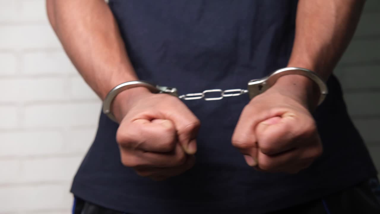 손을 고 있는 사람