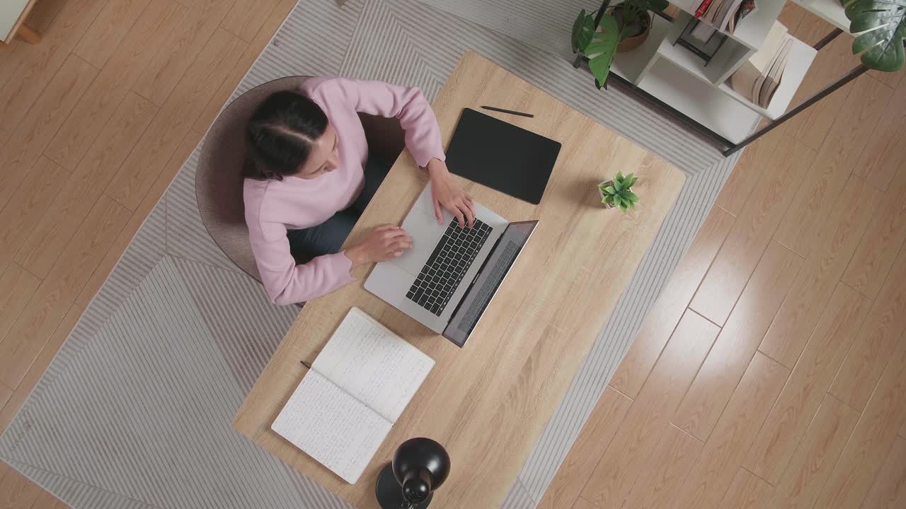 가정에서 편안하게 일하는 여성