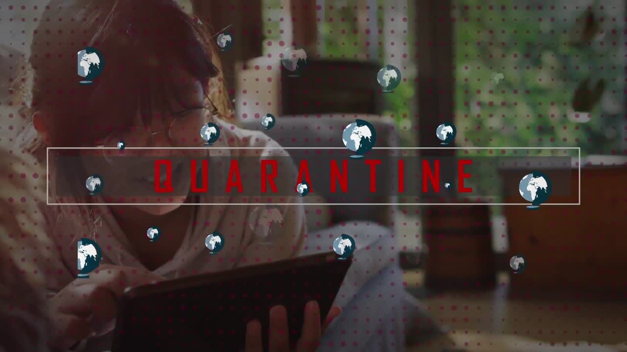 animación de iconos del globo sobre una mujer asiática feliz usando una tableta