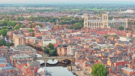 Wunderschöne-Drohnenaufnahme-Von-York-City-In-England-Mit-Fluss-Und-Kathedrale