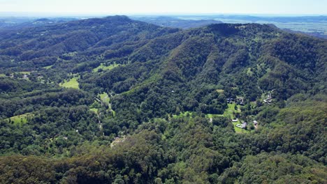 Exuberantes-Bosques-Verdes-Y-Montañas-Del-Valle-De-Currumbin-En-Gold-Coast,-Queensland,-Australia---Disparo-Aéreo-De-Drones