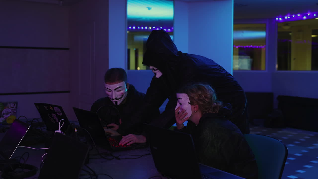 hackers se reúnen en una habitación oscura