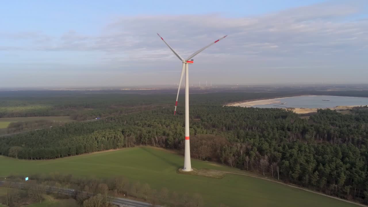 Rientro aereo, una singola grande turbina eolica a tre pale in Germania vicino alle strade
