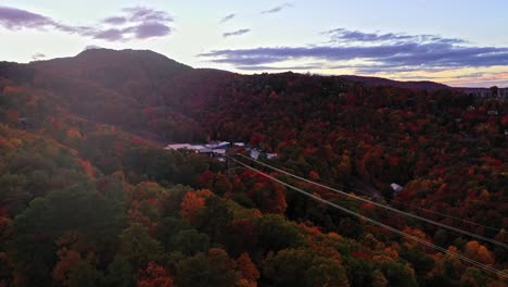 Colores-Vivos-Del-Otoño-En-Las-Montañas-Humeantes,-Pigeon-Forge,-Vista-Desde-Drones,-Puesta-De-Sol