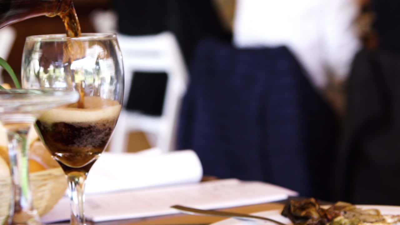 와인 잔에 청량 음료를 붓고 슬로우 모션으로 닫습니다.