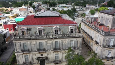 Camiones-Aéreos-A-La-Izquierda-Con-Giro-Al-Final-De-La-Casa-Gemalas,-Casas-Gemelas-En-El-Paseo-Montejo-En-Merida,-Yucatan,-Mexico