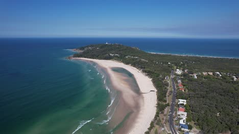 Luftaufnahme-Des-Hauptstrandes-Und-Des-Byron-Beach,-Der-In-Richtung-Pass-Fliegt