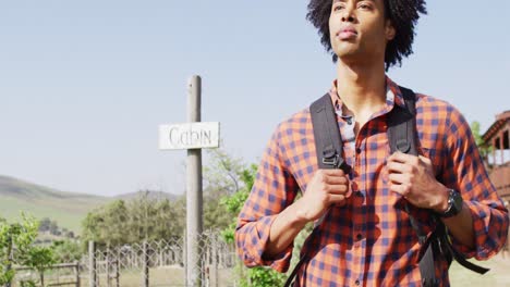 feliz pareja afroamericana con mochilas, caminando juntos en un día soleado, cámara lenta