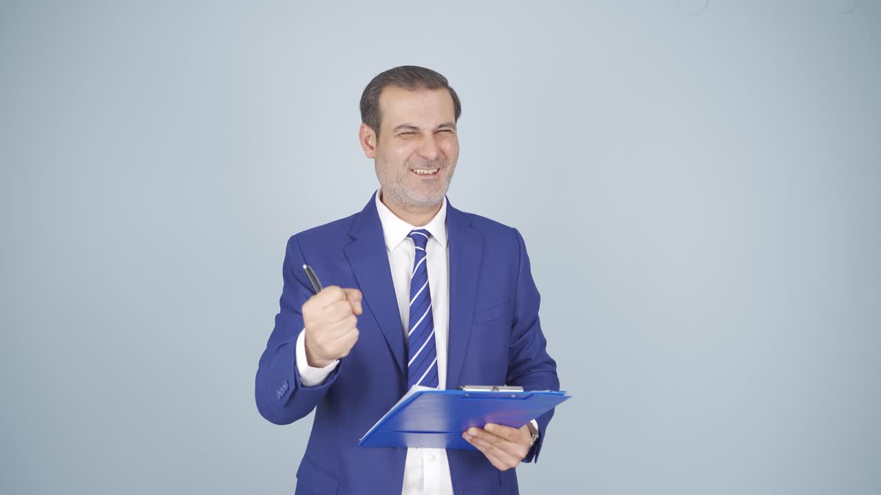 un hombre de negocios dando un discurso motivacional ante la cámara.