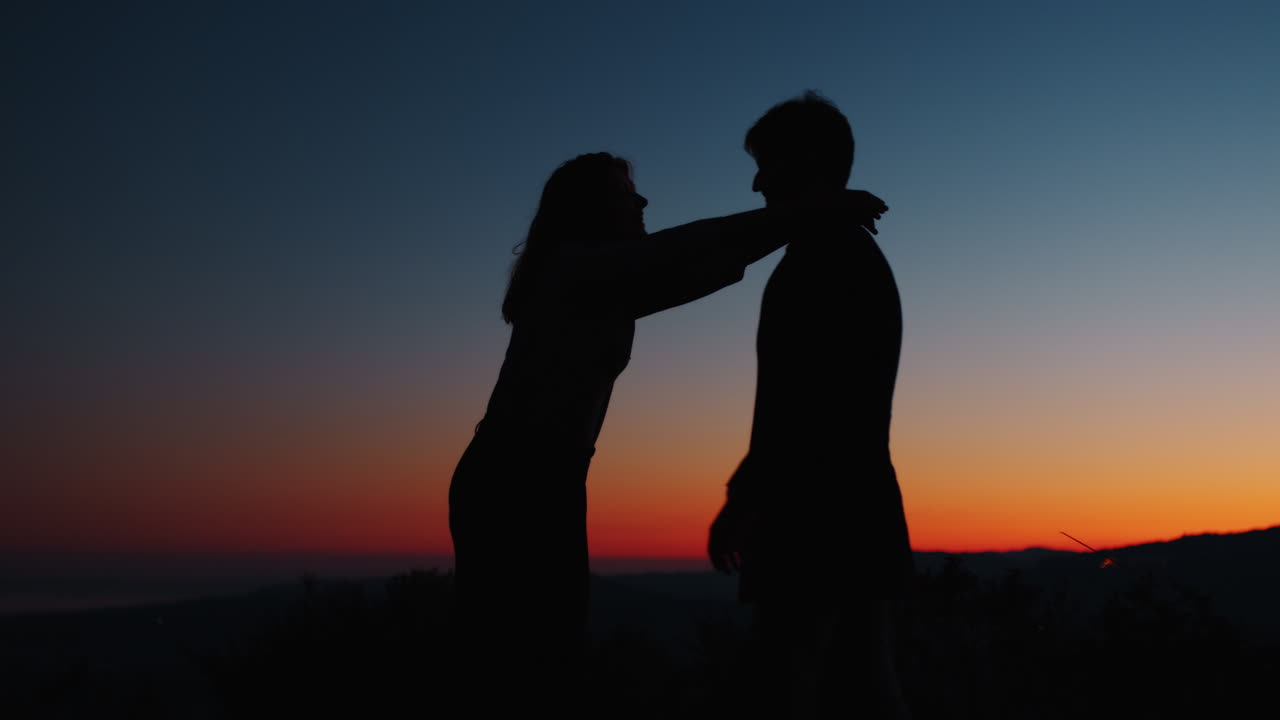 발렌타인 데이 를 위해 춤추는 커플 의 실루