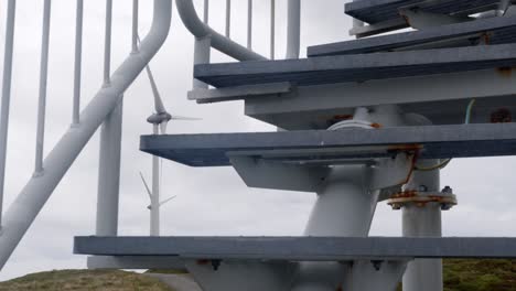 fotografía de una escalera en la base de una torre de turbina eólica en las hébridas