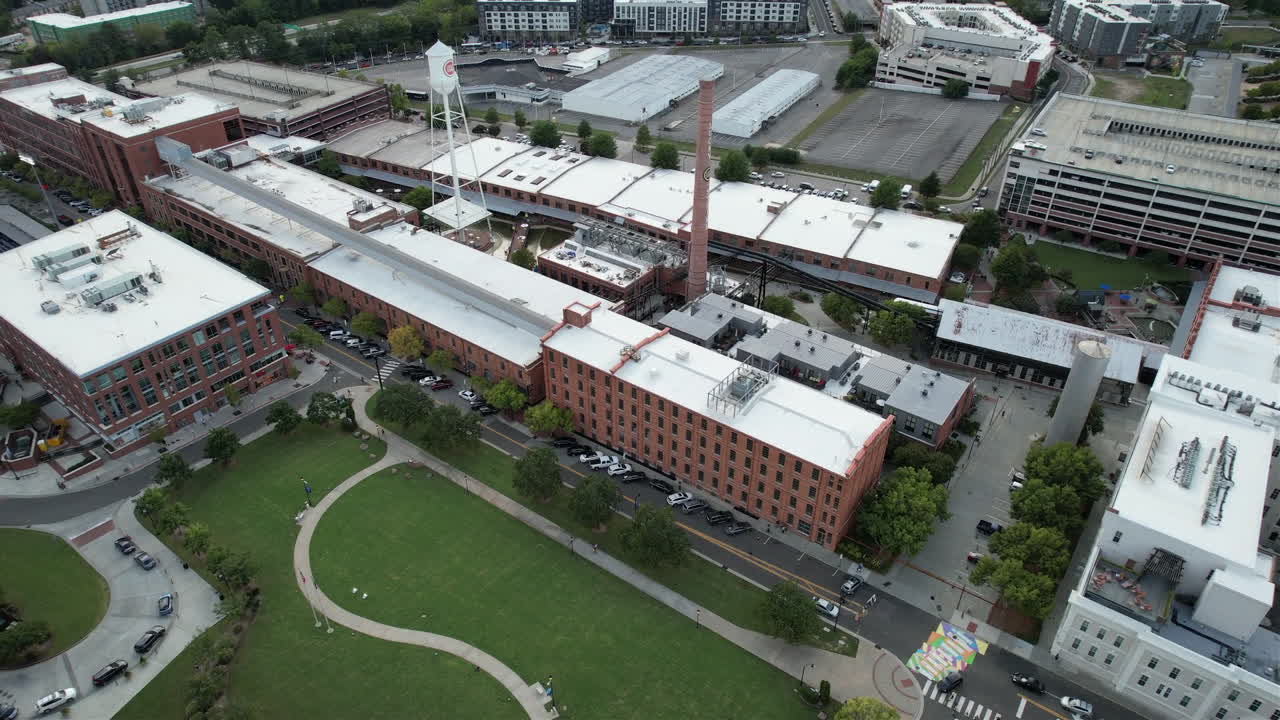 dron aéreo se inclina hacia el campus de american tobacco en durham, carolina del norte