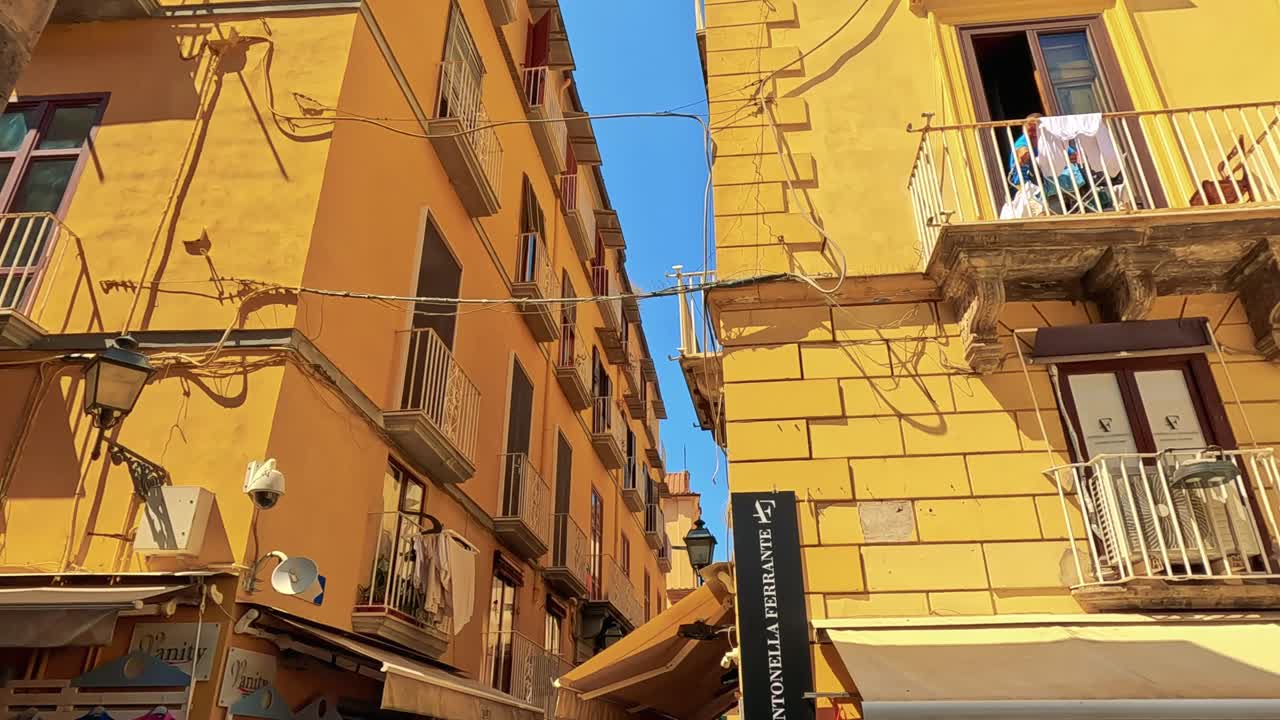 Edificios amarillos bajo un cielo azul claro