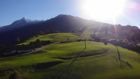 escarpado paisaje verde durante el día soleado en la montaña kitzsteinhorn de los alpes austriacos