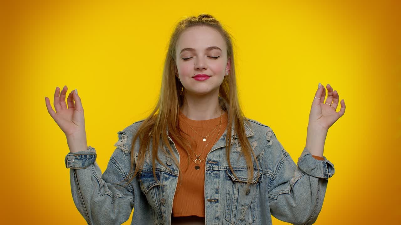 chica elegante respira profundamente con el gesto mudra meditando con pensamientos concentrados, mente pacífica