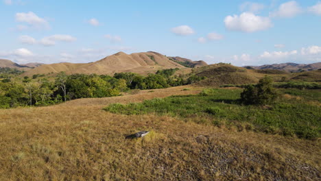 indonesisch natuurlandschap met hellende bergen tijdens een zonnige dag op het eiland sumba, oost-nusa tenggara, indonesië