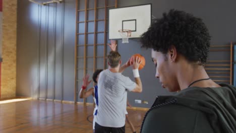 equipo de baloncesto masculino diverso y entrenador jugando partido