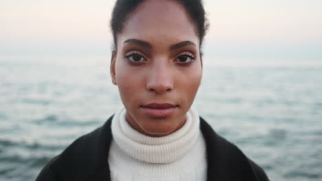 una chica afroamericana seria mirando a la cámara.