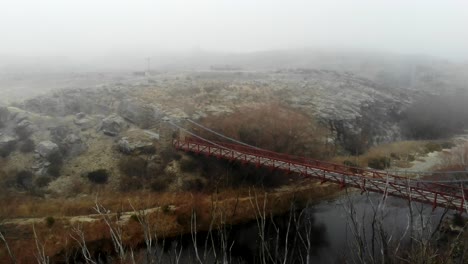 Vista-Del-Histórico-Puente-Ophir-En-Medio-De-Una-Misteriosa-Niebla-En-El-Centro-De-Otago.