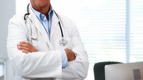 retrato de un médico de pie con los brazos cruzados