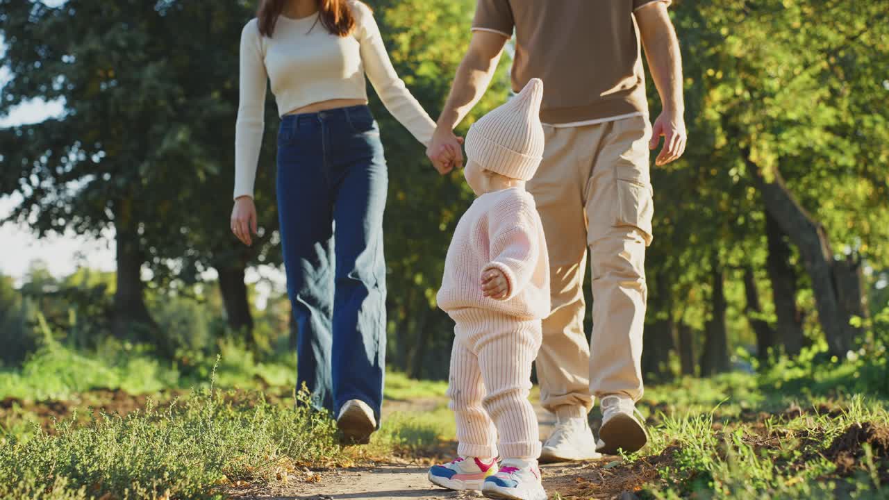 공원 에서 가족 과 함께 산책 하는 것