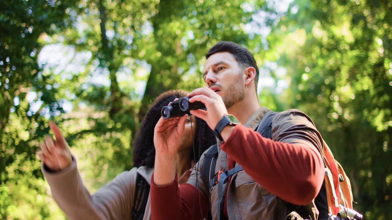 pareja disfrutando de la naturaleza con binoculares