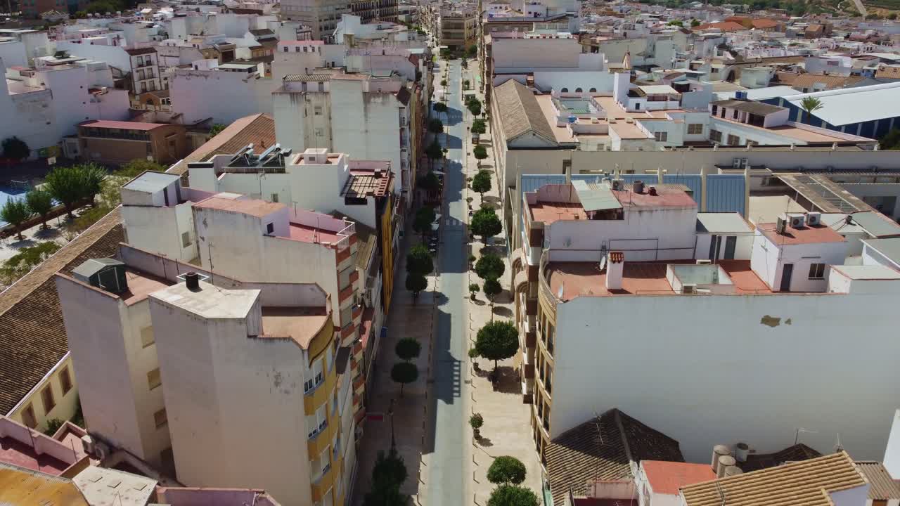 Vista Aérea do Centro de Puente Genil, Espanha, Edifícios Residenciais e Rua Vazia em um Dia de Verão Ensolarado