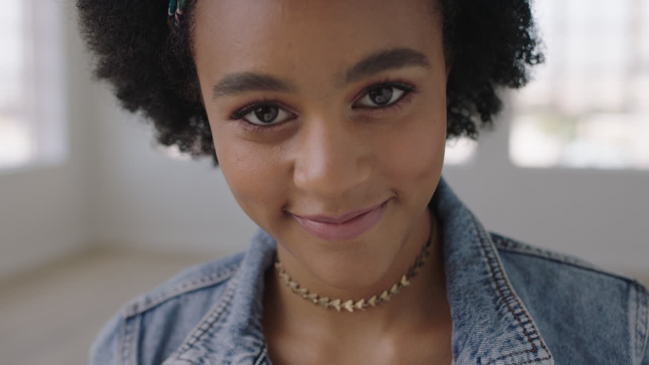 retrato en primer plano de una hermosa joven negra sonriendo mirando a la cámara una mujer afroamericana segura de sí misma