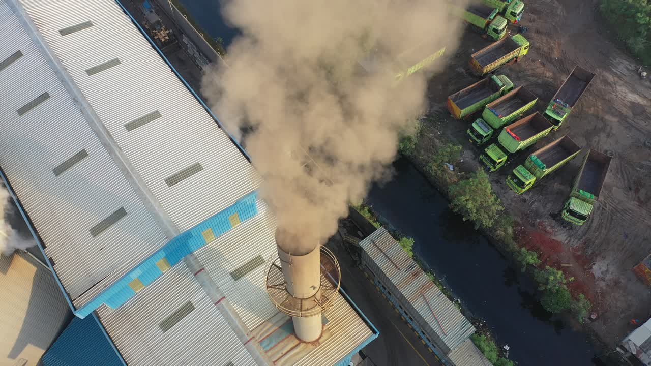 Impianto industriale con emissioni di fumo