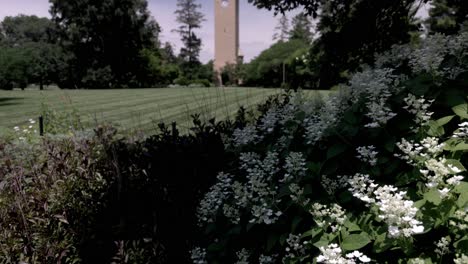 stanton memorial carillon campanile en el campus de la universidad estatal de iowa en ames, iowa con video gimbal inclinado hacia arriba