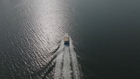 toma aérea superior del barco de turismo de vela en el agua en la ciudad de hongkong, china