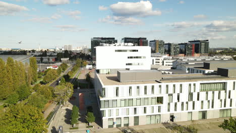 Pájaro-De-Presa-Volando-Sobre-La-Azotea-De-Los-Edificios-En-La-Universidad-De-Gdansk---Facultad-De-Economía-En-Gdansk,-Polonia