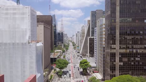 Traffic-jam-in-Sao-Paulo,-Brazil--tilting-aerial-shot-of-Avenida-Paulista-street-and-landmark-buildings