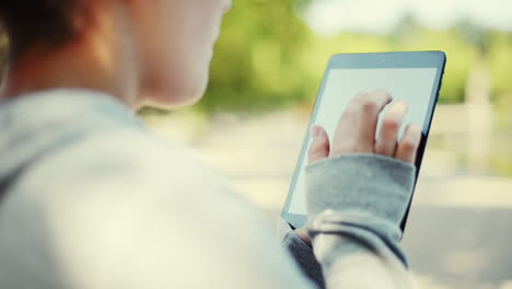 Frau-Benutzt-Digitalen-Tablet-Computer-IPad-Draußen-In-Der-Natur