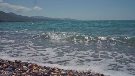 Olas-Relajantes-En-La-Playa-De-Kalamata,-Grecia-A-Cámara-Lenta