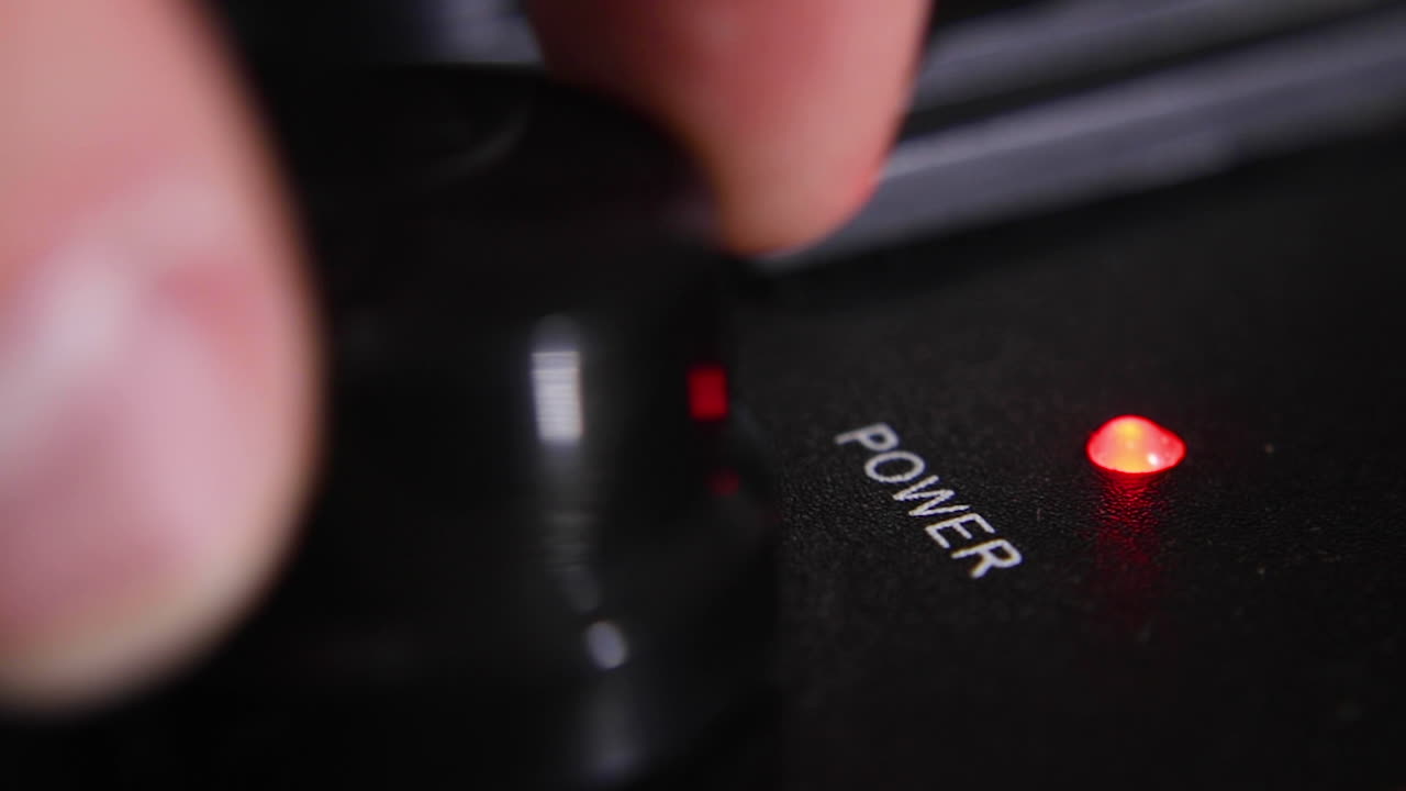 un primer plano de una luz led roja que se apaga cuando se gira una perilla