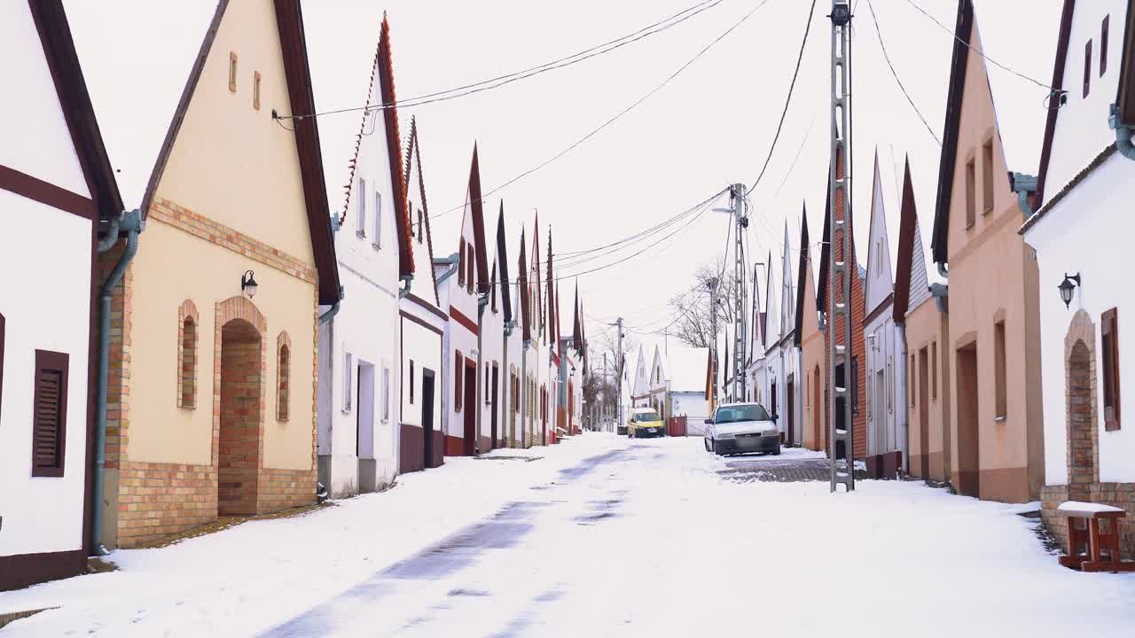Fila de bodegas tradicionales en Nemesnádudvar, Hungría, en la Ruta del Vino en invierno.