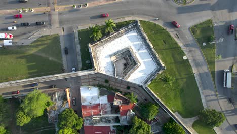 Vista-Aerea-En-Rotacion-Ascendente-De-La-Muralla-De-Campeche