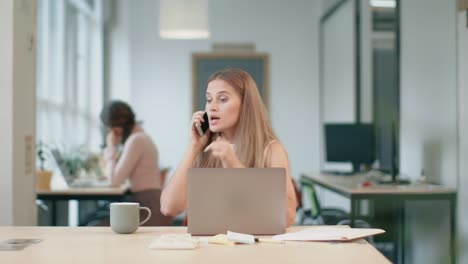 Junge-Frau-Schreit-Auf-Dem-Handy-Coworking-An.-Verärgerte-Frau,-Die-Ihr-Mobiltelefon-Wirft.