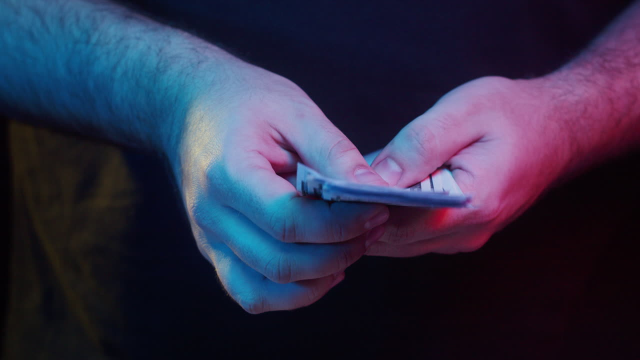 las manos contando dinero.