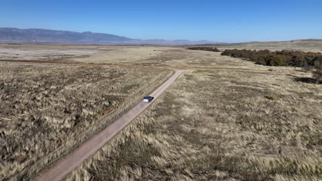 imagen de un avión no tripulado de un coche conduciendo por un camino de tierra en willcox, arizona, imagen aérea de gran altura