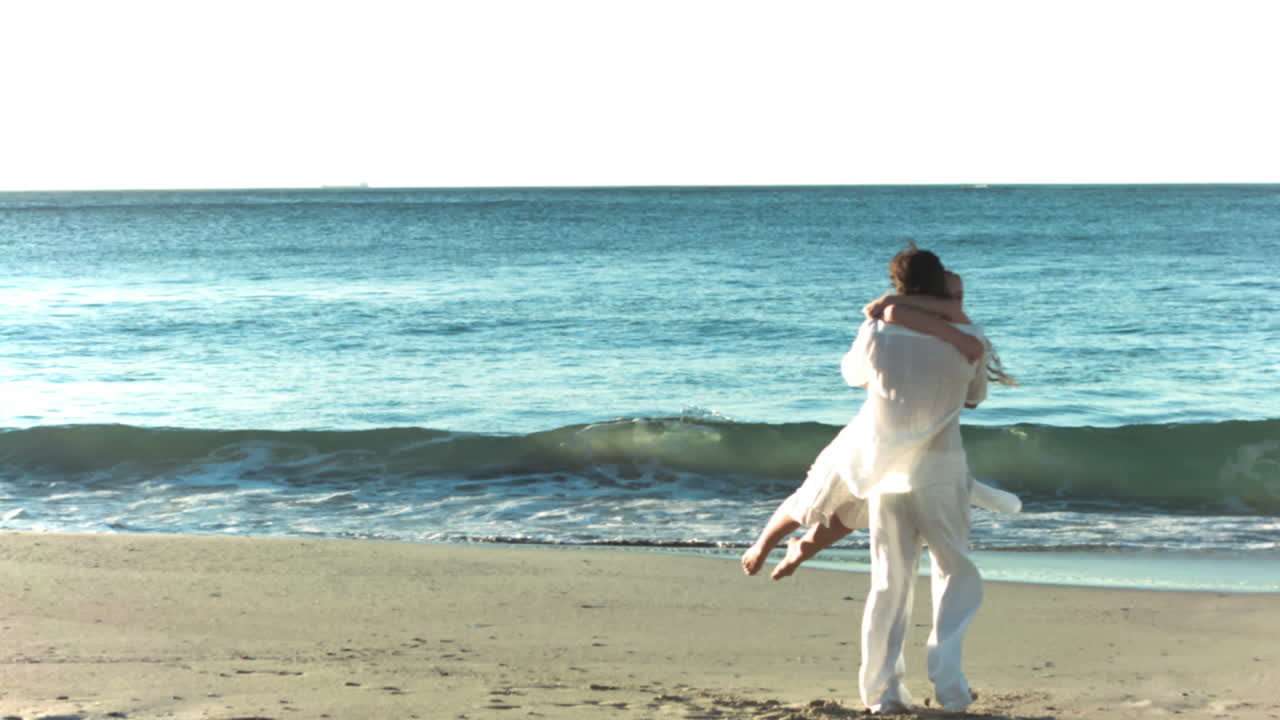 느린 속도로 포옹하는 커플