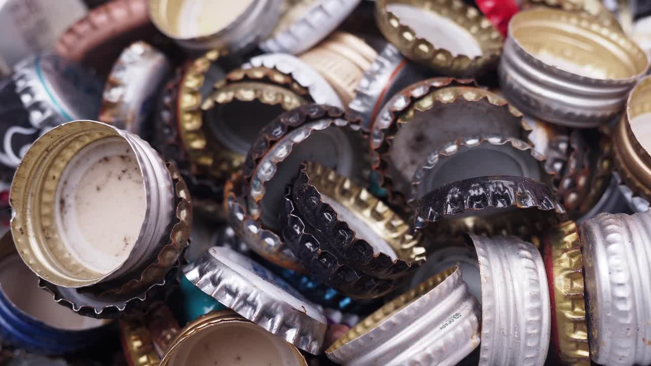 un montón de tapas de botellas