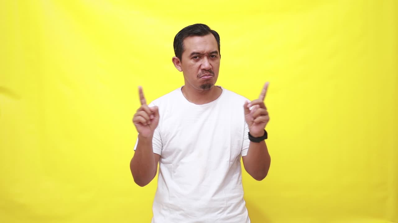 남성 초상화 성인 아시아 남성 금지 표지판을 보여주는 팔을 는 거부 제스처 부정적인 머리를 흔들고 불만족스러운 심각한 남성 거부, 거부, 시위, 멈추기 제스처