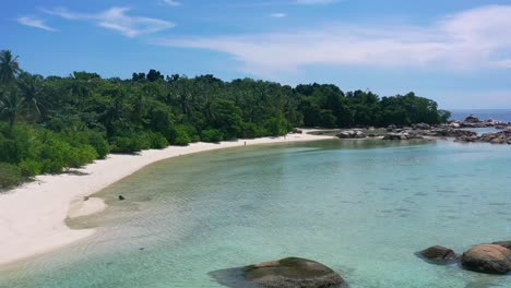 paesaggio aereo della spiaggia di sabbia bianca tropicale senza turisti e oceano turchese