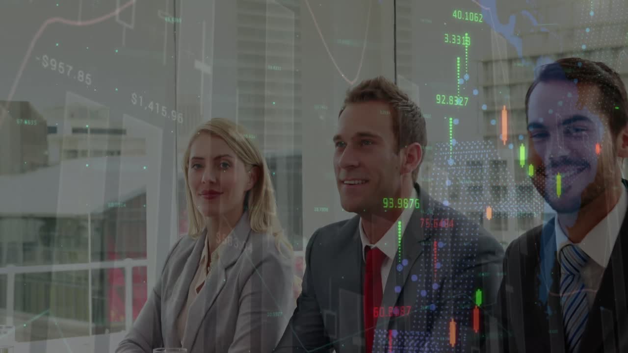 animação da interface digital e processamento de dados financeiros sobre empresários caucasianos