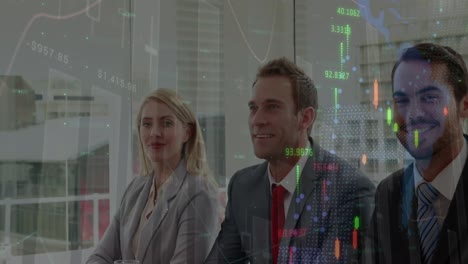 animación de la interfaz digital y el procesamiento de datos financieros sobre empresarios caucásicos
