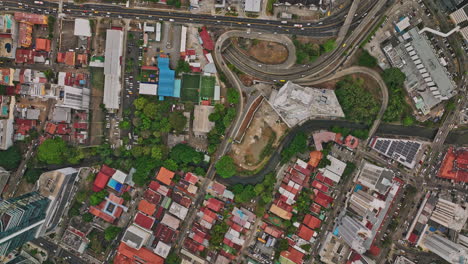 Antena-V12-De-La-Ciudad-De-Panamá-Que-Establece-Una-Vista-Vertical-De-Arriba-Hacia-Abajo-Desde-Obarrio-Hacia-Los-Barrios-De-Punta-Paitilla-Capturando-El-Paisaje-Urbano-Del-Centro-Y-El-Tráfico-En-Las-Avenidas---Filmada-Con-El-Cine-Mavic-3---Marzo-De-2022