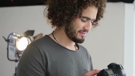 fotógrafo que toma fotos con una cámara digital profesional